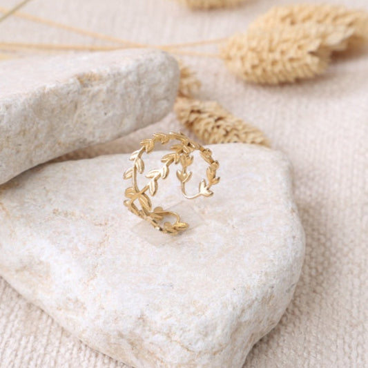 Golden "Intertwined Hearts" Ring