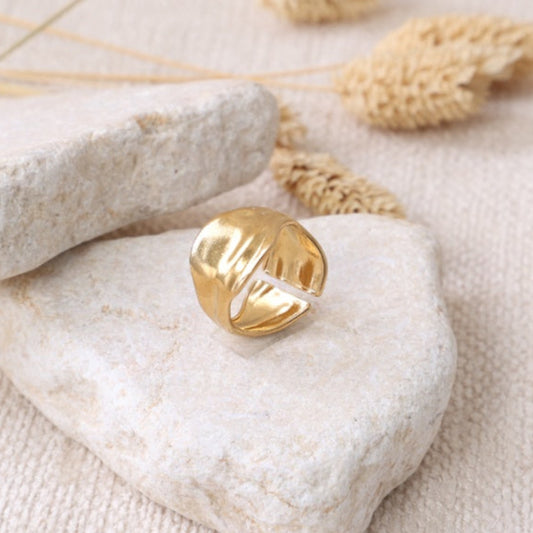 Golden Wavy Lines Ring